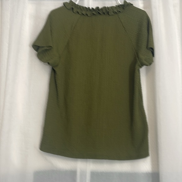 Everleigh olive green blouse Ruffle Tie Neck Size M PTP 19” length 25” - Picture 2 of 6